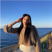 Persona apta para enseñar y adaptarse a cualquier niño con la finalidad de lograr un aprendizaje en ellos.